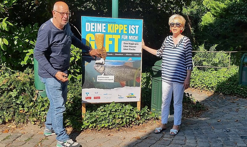 Benno & Elita Grafke stellen ihre Plakataktion gegen die Kippenflut vor. Foto: NABU Willich, Klaus Keipke